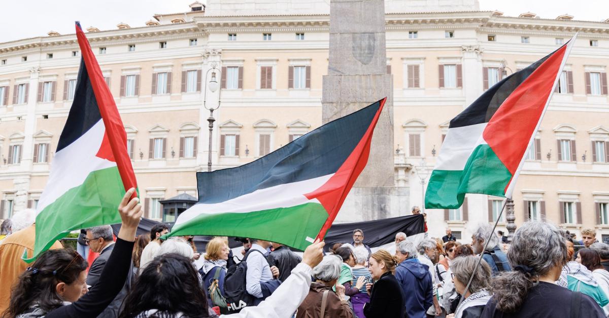 I manifestanti pro Palestina devastano la sede di "La Stampa" a Torino:  giuste le ragioni della protesta, sbagliati i modi