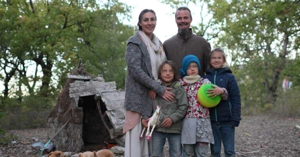 famiglia nel bosco a natale i bambini in casa famiglia ipotesi visita di 2 ore con i genitori per i coniugi disposta perizia psichiatrica