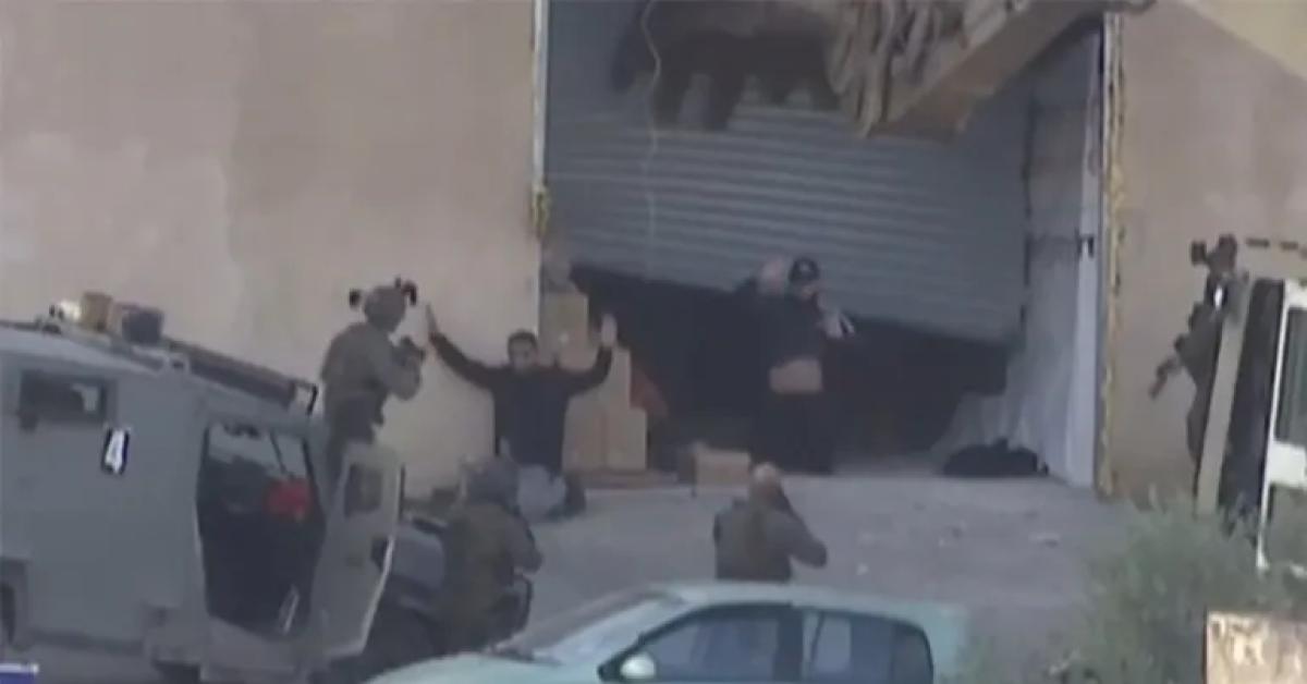 Israele, Ben Gvir promuove capo Idf che ha ucciso 2 palestinesi disarmati e in ginocchio a Jenin, opposizioni: "Vergogna, è stata esecuzione" Israele, Ben Gvir promuove capo Idf che ha ucciso 2 palestinesi disarmati e in ginocchio a Jenin, opposizioni: "Vergogna, è stata esecuzione"