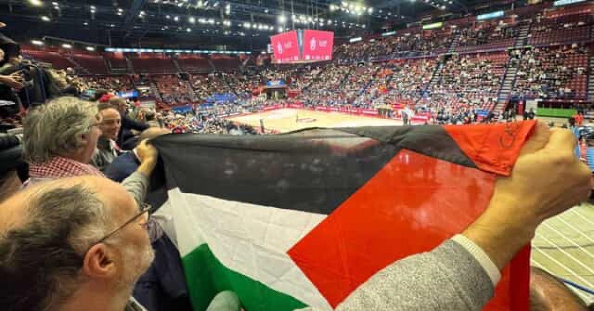 Bandiera Palestina durante Olimpia Tel Aviv, multa di 200€ per consigliere regionale Lombardia Paladini: “Esposta per 10 secondi, farò ricorso”
