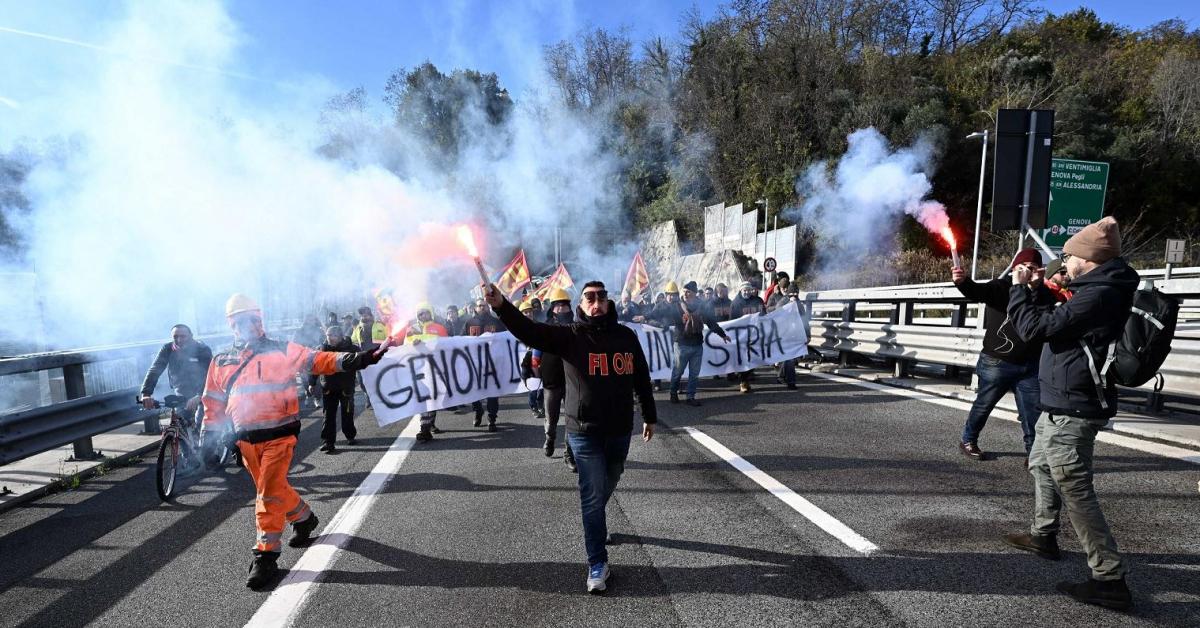 Genova, operai ex Ilva e Ansaldo occupano ponte San Giorgio, bloccato aeroporto, manifestanti in autostrada: "Protesta per diritto a lavoro"   VIDEO