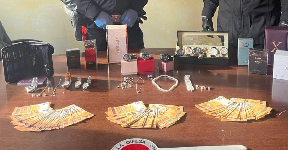 genova arrestata la banda del buco che aveva svaligiato una gioielleria traditi dall auto in leasing