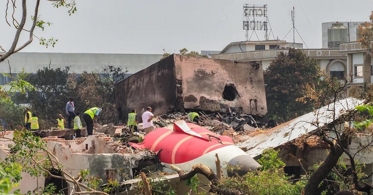 Aereo Air India precipitato, la denuncia dall’Uk dopo rimpatrio salme: “Corpi saturi di formalina, messa a rischio salute di nostri medici legali”