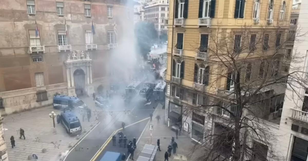 Ex Ilva, tensioni durante sciopero generale a Genova, operaio ferito da fumogeno, attaccate grate della prefettura, Salis: “Incontrerò Urso“ VIDEO Ex Ilva, tensioni durante sciopero generale a Genova, operaio ferito da fumogeno, attaccate grate della prefettura, Salis: “Incontrerò Urso“ VIDEO