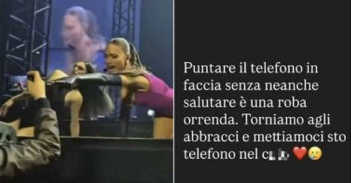Elodie dopo il VIDEO virale in cui fa cadere il telefono del giornalista che la riprende: “Puntarmi il cellulare in faccia senza salutare è orrendo”