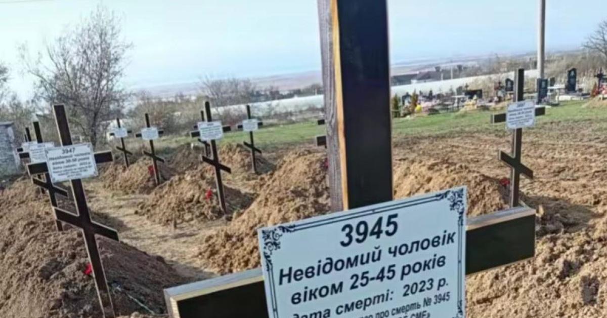 Ucraina, la piramide della vergogna: al vertice scandalo corruzione, alla base soldati uccisi sepolti senza nemmeno il loro nome