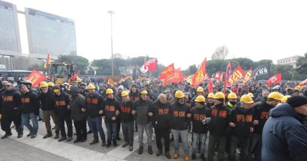 Ex Ilva, delegazione Uilm in visita allo stabilimento di Genova, "inseguiti e picchiati da operai della Fiom"