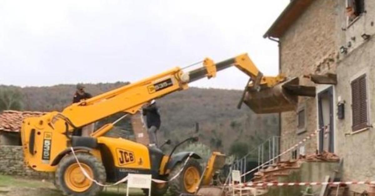 arezzo assolto sandro mugnai accusato di aver ucciso il vicino che gli demoliva la casa con ruspa corte d assise riconosce legittima difesa