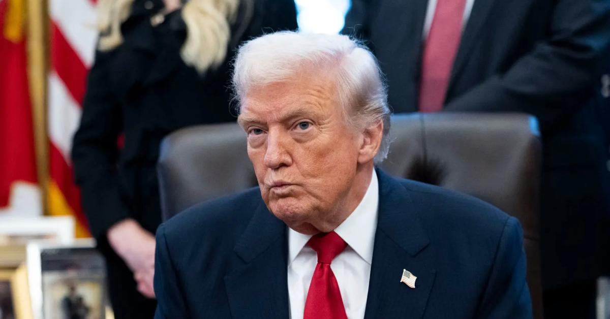 Trump mette l’Europa in ginocchio: come la nuova strategia USA trasforma la paura in arma politica per imporre la sua agenda