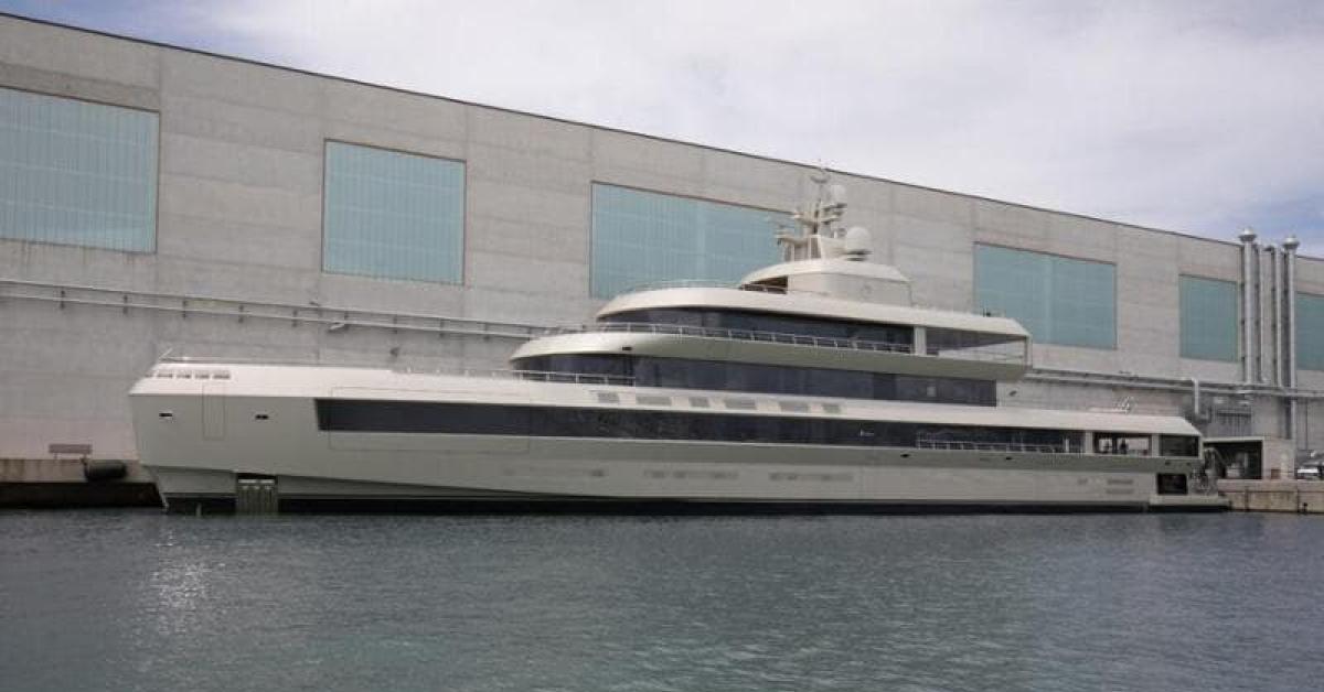 Leonardo Maria Del Vecchio acquista il superyacht Admiral disegnato da Giorgio Armani