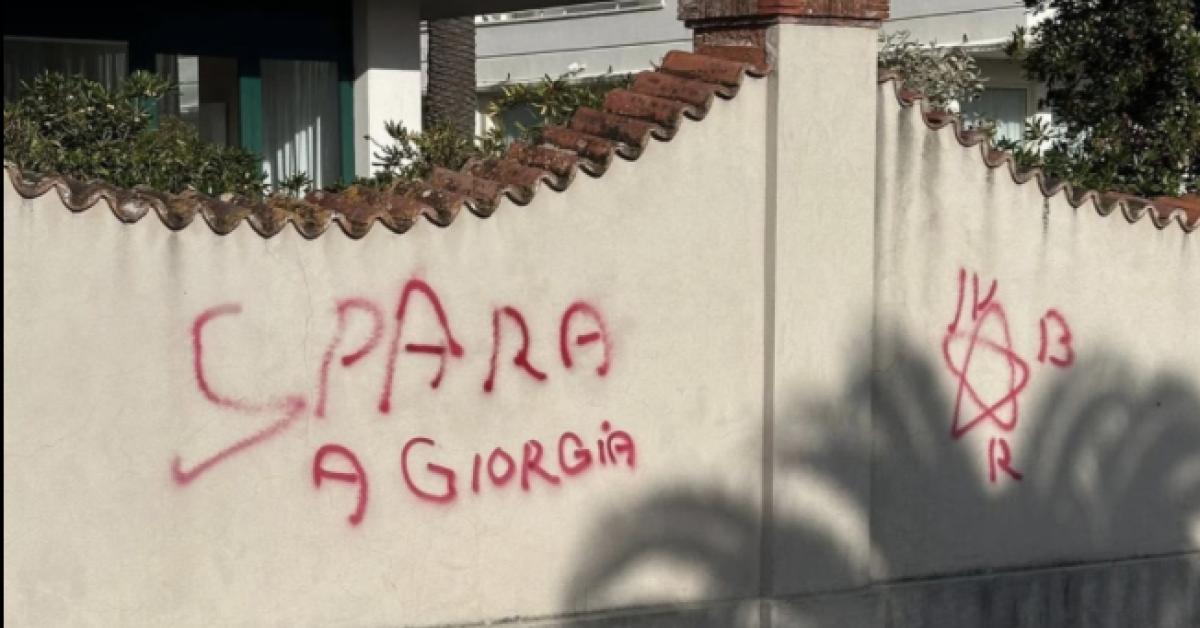 Marina di Pietrasanta (LU), apparsa scritta “Spara a Giorgia” firmata BR, FdI: “Estremismo rosso prova del clima d’odio che qualcuno tollera ancora” Marina di Pietrasanta (LU), apparsa scritta “Spara a Giorgia” firmata BR, FdI: “Estremismo rosso prova del clima d’odio che qualcuno tollera ancora”