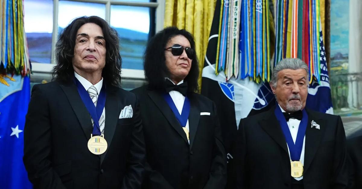 Usa, Trump cambia tutto al Kennedy Center: conferiti gli onori ai KISS e Stallone nella svolta “post woke” Usa, Trump cambia tutto al Kennedy Center: conferiti gli onori ai KISS e Stallone nella svolta “post woke”