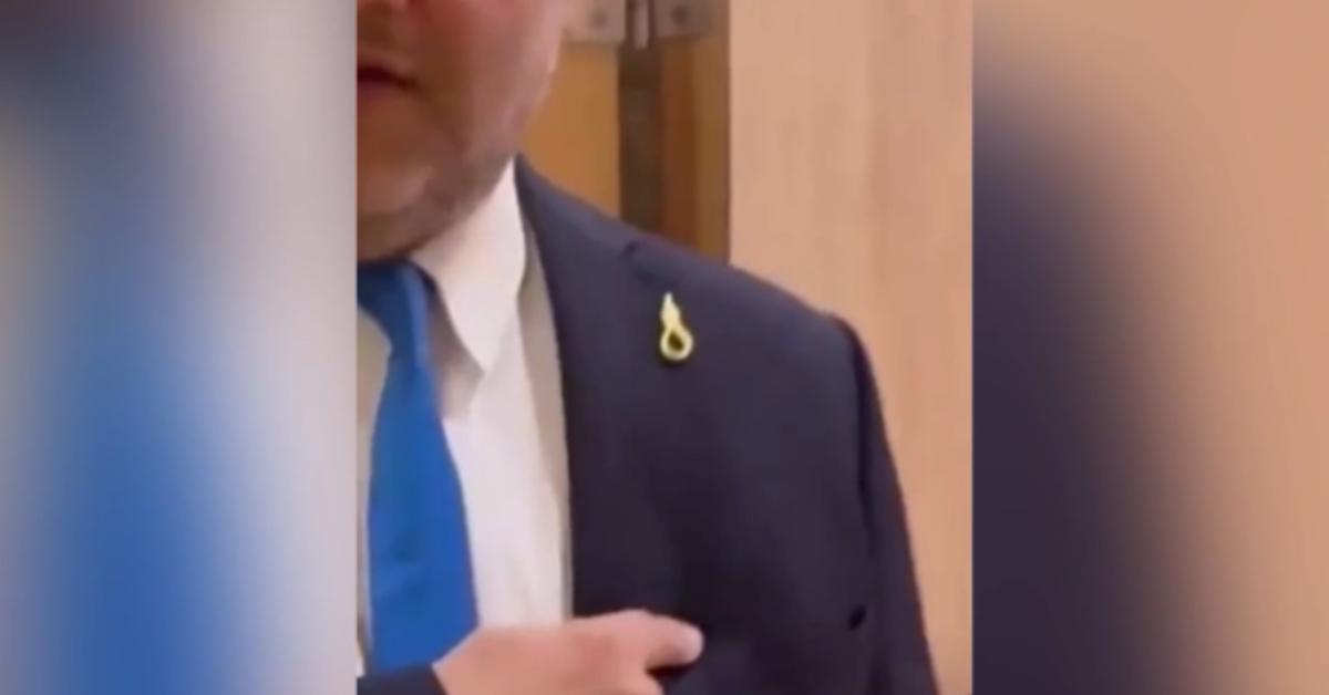 Ben Gvir indossa spilla a forma di cappio durante discussione su pena di morte alla Knesset, partito Hadash: "Provocazione inaccettabile" VIDEO Ben Gvir indossa spilla a forma di cappio durante discussione su pena di morte alla Knesset, partito Hadash: "Provocazione inaccettabile" VIDEO