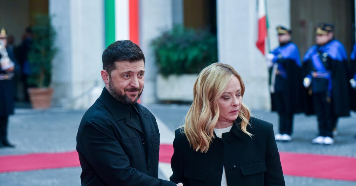Ucraina, Meloni scarica Zelensky: "Devi fare concessioni territoriali dolorose", e appoggia pressing di Trump su accordo per piano di pace Ucraina, Meloni scarica Zelensky: "Devi fare concessioni territoriali dolorose", e appoggia pressing di Trump su accordo per piano di pace