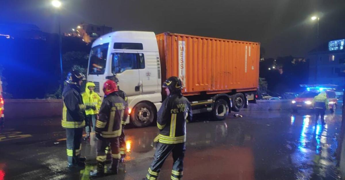liguria autoarticolati investono due pedoni a savona e genova forte emergenza sulle strade cittadine