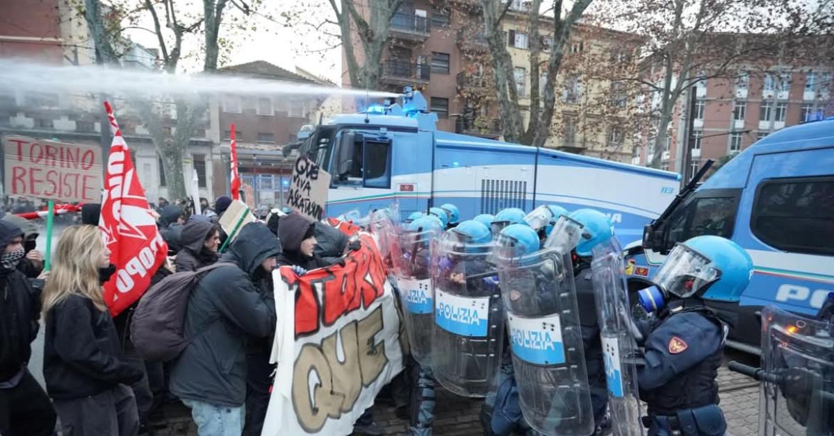 torino corteo contro sgombero centro sociale askatasuna manifestanti lanciano pietre contro polizia e incendiano cassonetti diretta