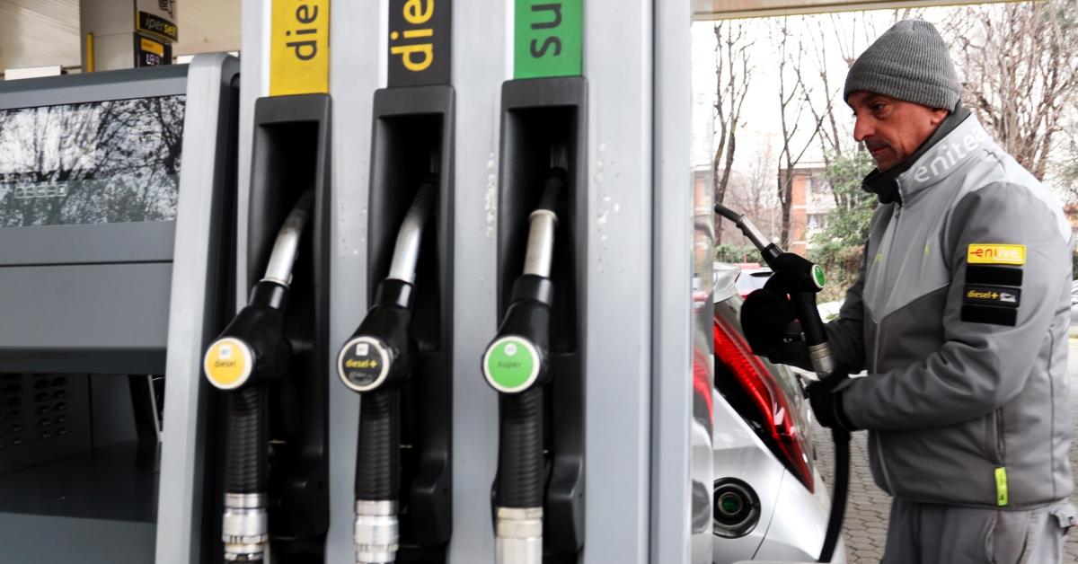 manovra dall accisa su diesel a 405 centesimi 8364 al litro all aliquota rc auto su infortuni al conducente dal 25 al 125 tutti gli aumenti