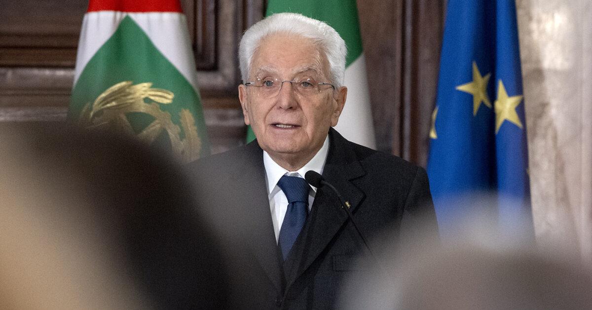 Sergio Mattarella benedice il riarmo: come conciliare questa posizione con l