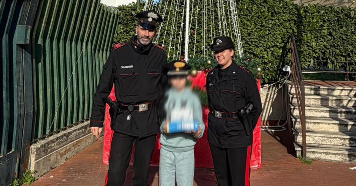 mugnano di napoli alessio 11enne da poco orfano di mamma scappato di casa per vendere disegni e comprare regalo a sorella di 3 anni ritrovato dai cc