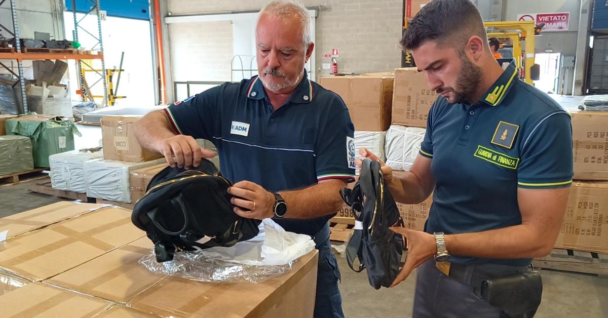 genova oltre ventimila borse di marca contraffatte arrivate nei container in porto sequestri e denunce