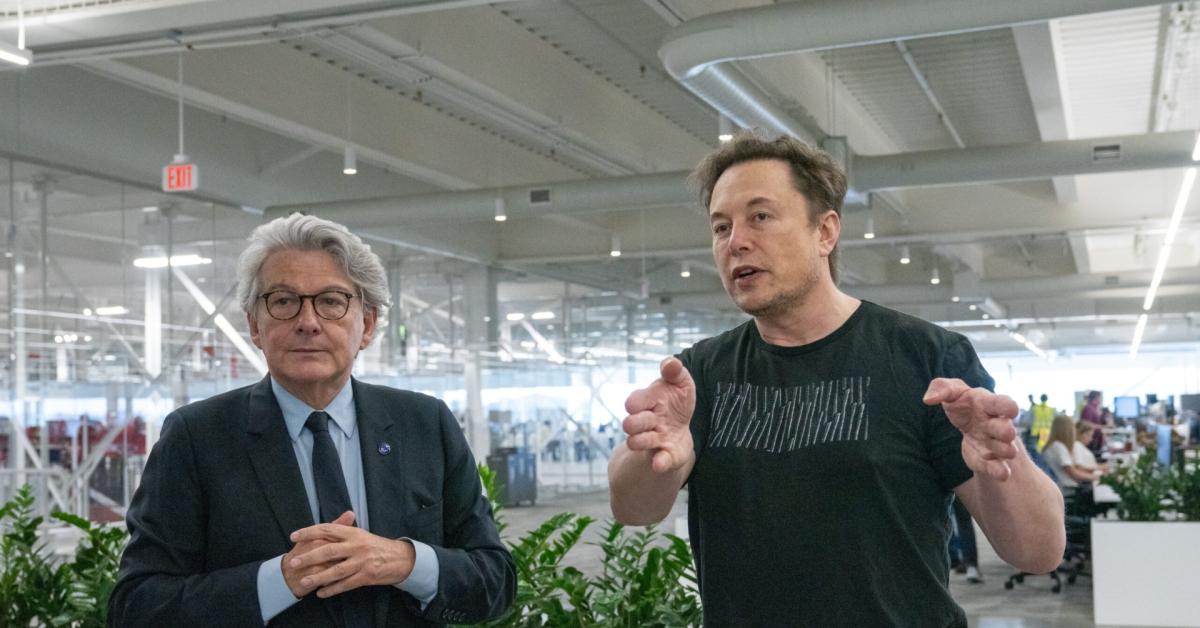 il caso thierry breton scuote l ue negato il visto per gli stati uniti all ex commissario europeo per il mercato interno che si era schierato contro elon musk