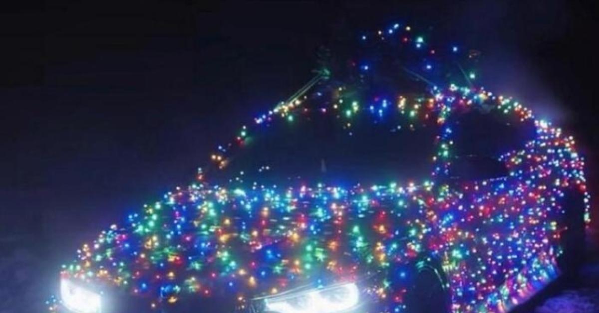 bari il proprietario della macchina addobbata da albero di natale multato dalla polizia di stato