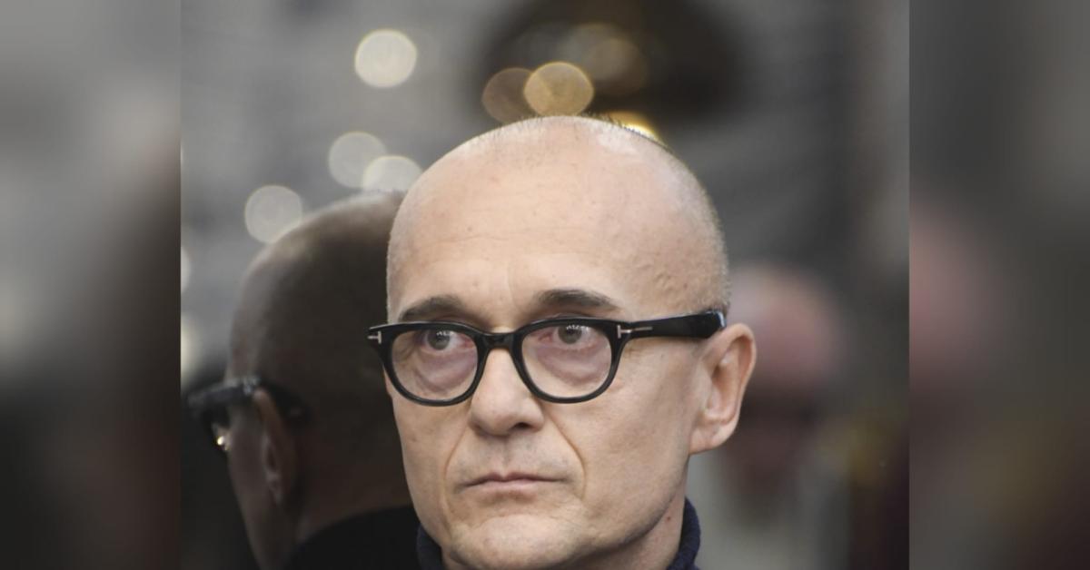 alfonso signorini indagato per violenza sessuale ed estorsione atto dovuto della procura di milano dopo querela dell ex concorrente gf medugno