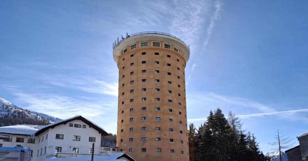sestriere sequestrata la torre rossa impianto antincendio non a norma hotel chiuso e clienti trasferiti nella torre bianca duchi d aosta