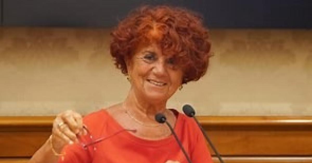 la politica compiange in modo unanime ma sbrigativo la ministra fedeli che voleva imporre il vaccino perenne ai prof
