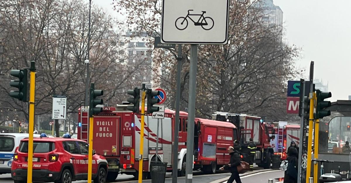 milano uomo si butta sotto i binari della metro nella stazione di repubblica morto suicida m3 chiusa tra sondrio e porta romana