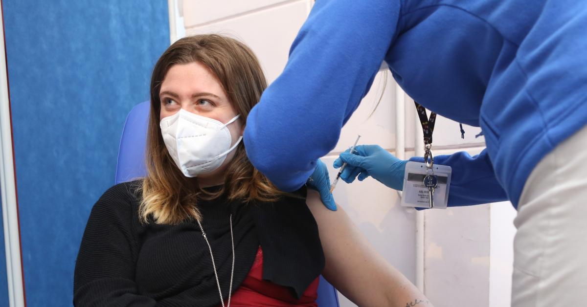 vaccino covid pfizer somministrate 6 dosi a 23enne virginia iniettata preparazione intera e non diluita infermiera condannata ma nessun risarcimento danni