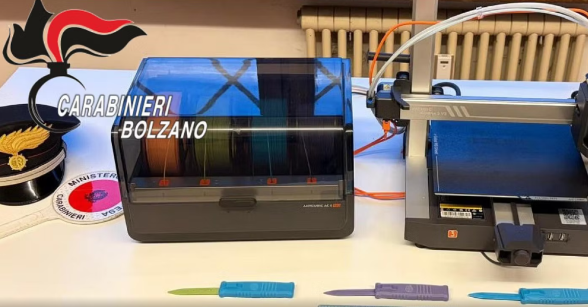 bolzano coltelli con lame da 8 cm stampati in 3d e portati a scuola denunciato studente per detenzione di oggetti atti a offendere
