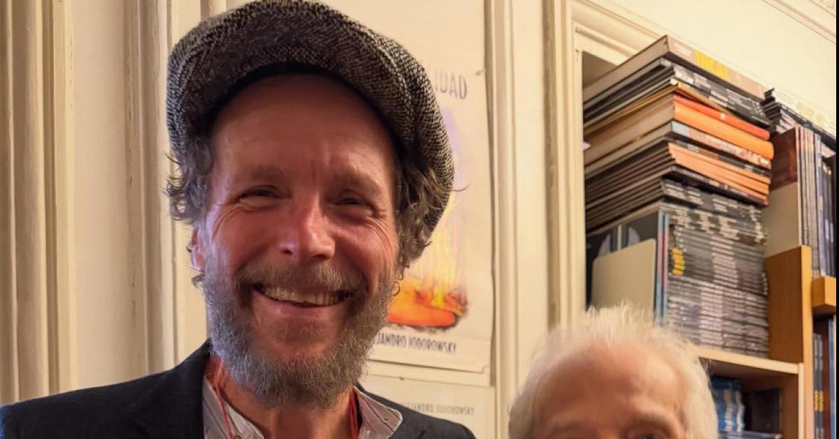 Jovanotti incontra Jodorowsky, quando il pop italiano mainstream incrocia il geniale regista antiregole a Parigi: un pomeriggio tra il giullare solare e il mago anarchico