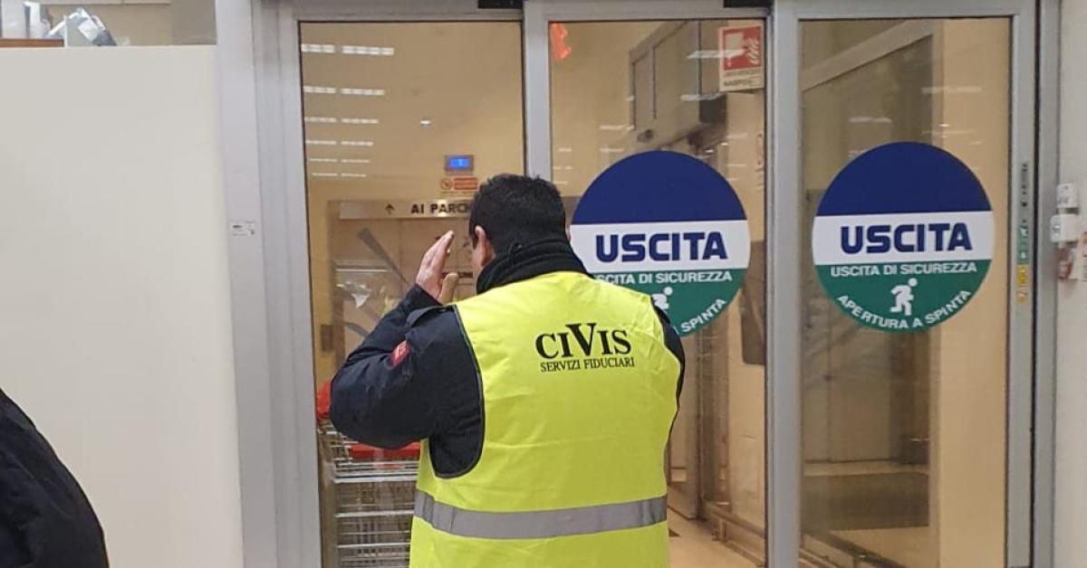 CIVIS   servizi fiduciari di sicurezza e la vessazione dei clienti di un supermercato: no a rientrare per ritirare la spesa pagata,  spinte e minacce