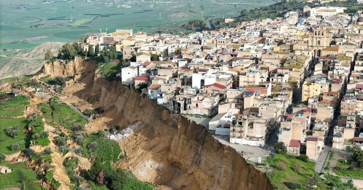 Niscemi, "un errore edificare lì: 2 secoli fa era nota la pericolosità del terreno sabbioso; nel 1997 una frana portò a evacuare 400 civili" Niscemi, "un errore edificare lì: 2 secoli fa era nota la pericolosità del terreno sabbioso; nel 1997 una frana portò a evacuare 400 civili"