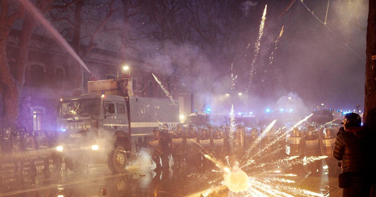 corteo per il centro sociale askatasuna a torino scene di guerriglia urbana e deplorevole pestaggio di un agente di polizia