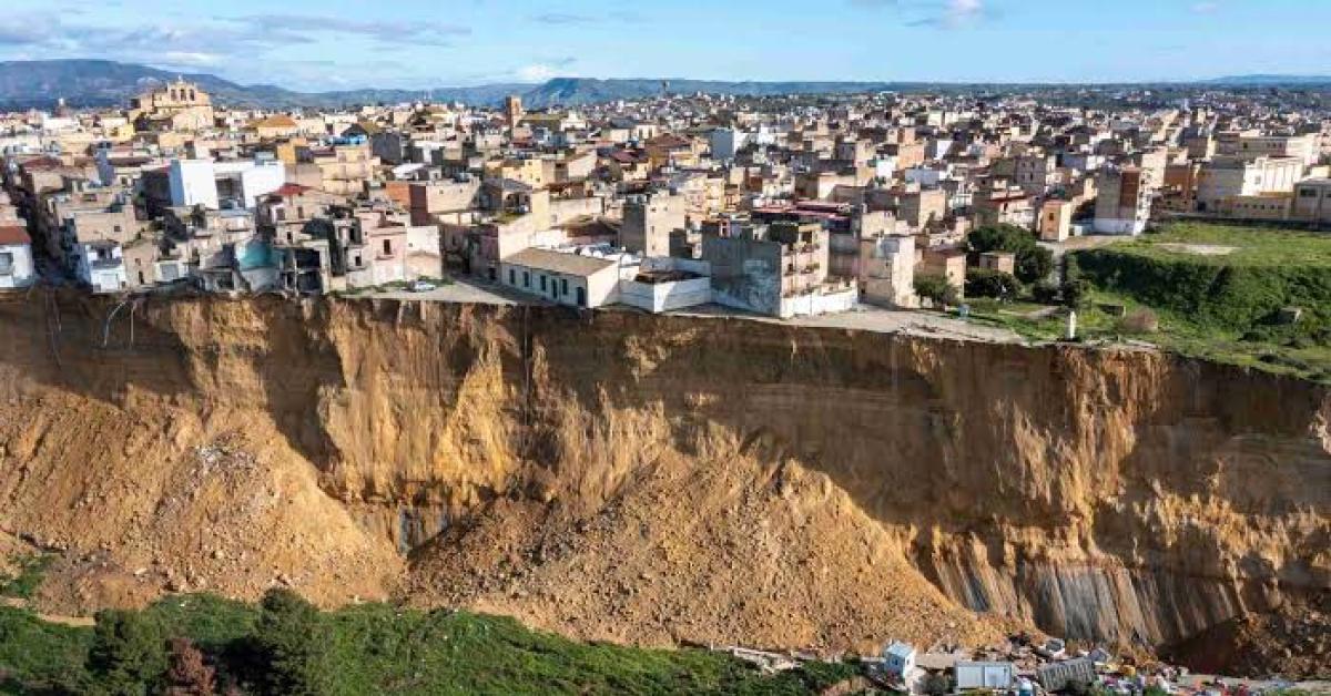 frana a niscemi ancora in movimento procuratore vella valuteremo se ci sono state condotte omissive l8217inchiesta partir224 dal 1997