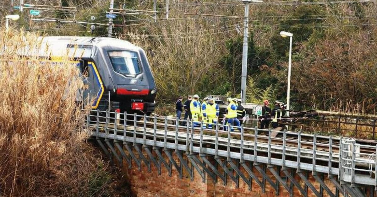 Danneggiamenti su linee ferroviarie a Bologna e Pesaro, cavi tranciati e cabina a fuoco, Salvini: “Attentati, qualcuno vuole male all’Italia”