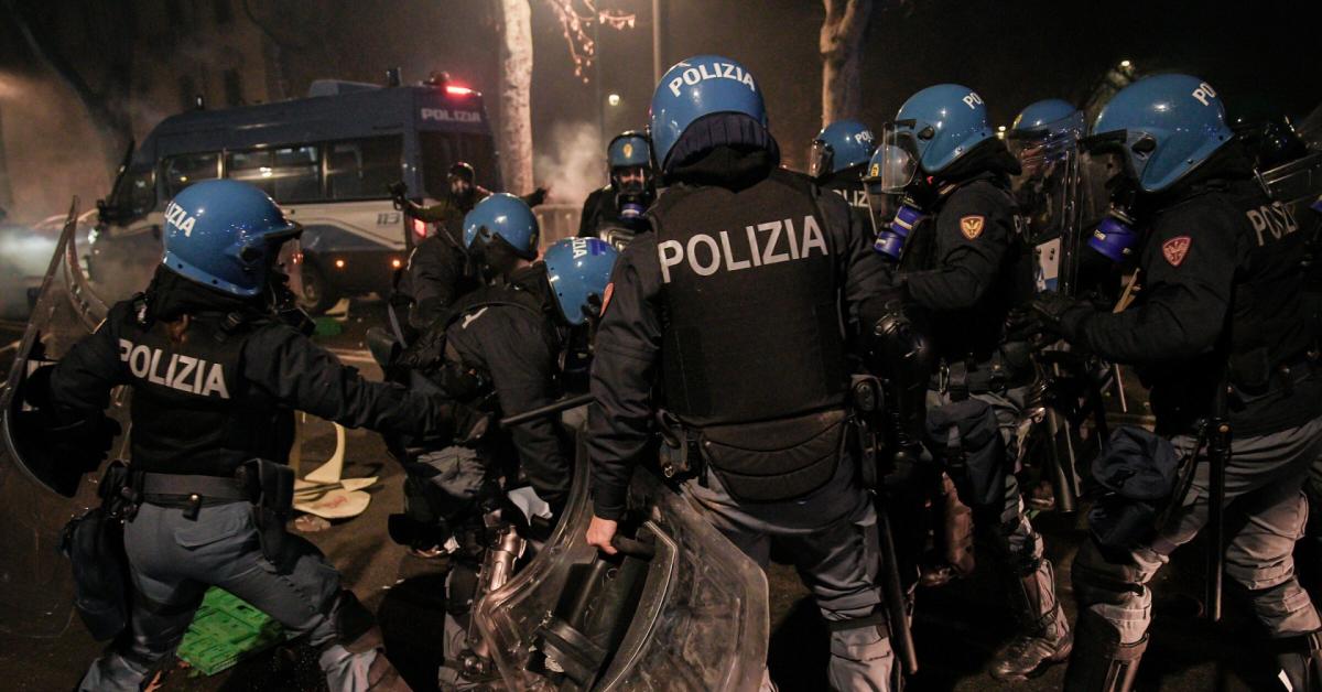 scontri a torino la strategia della tensione agevolata quando lo stato accetta la violenza come strumento di pressione politica