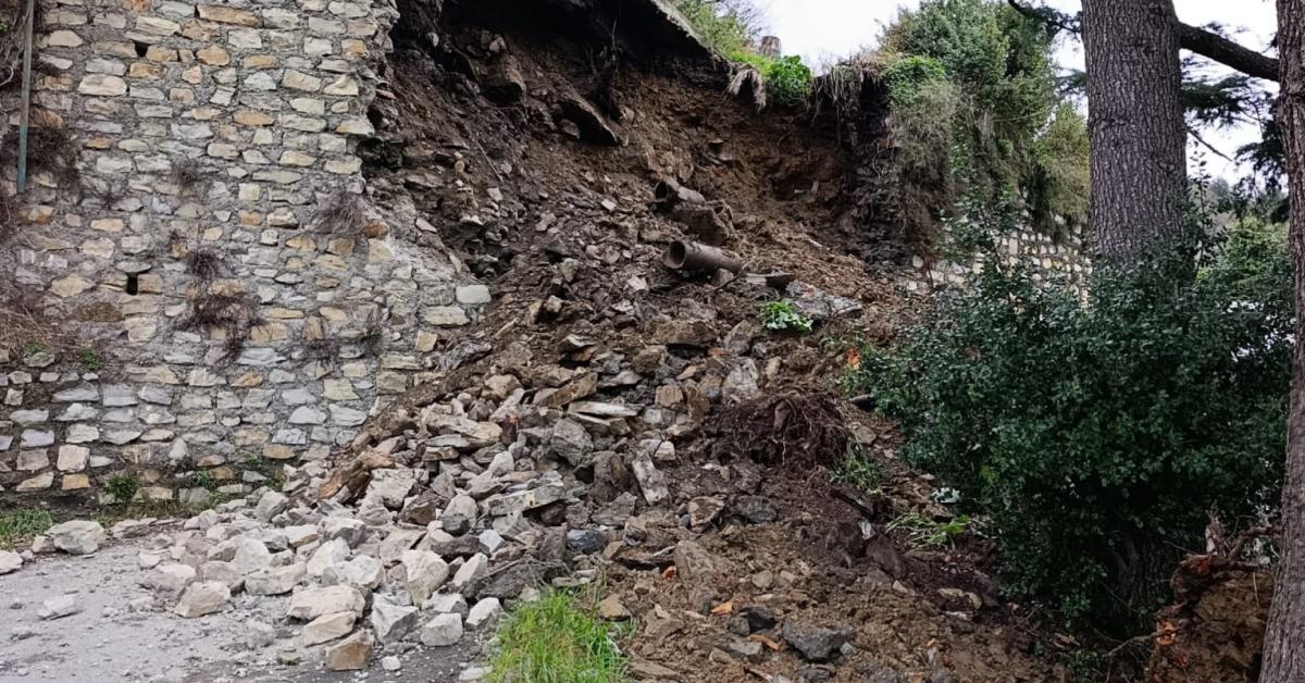 Camogli, crolla muragliene e isola i pazienti dell
