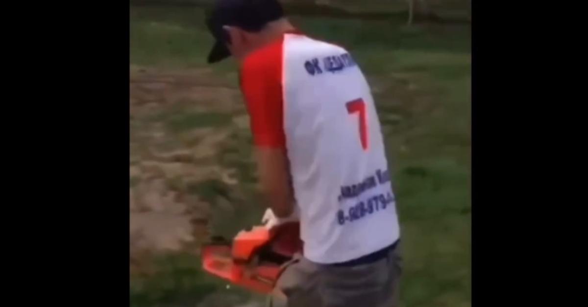 uomo cerca di accendere la motosega tenendo la lama dentata tra le gambe sotto i genitali si salva per un soffio perch233 il motore non parte video da Ilgiornaleditalia.it uomo cerca di accendere la motosega tenendo la lama dentata tra le gambe sotto i genitali si salva per un soffio perch233 il motore non parte video