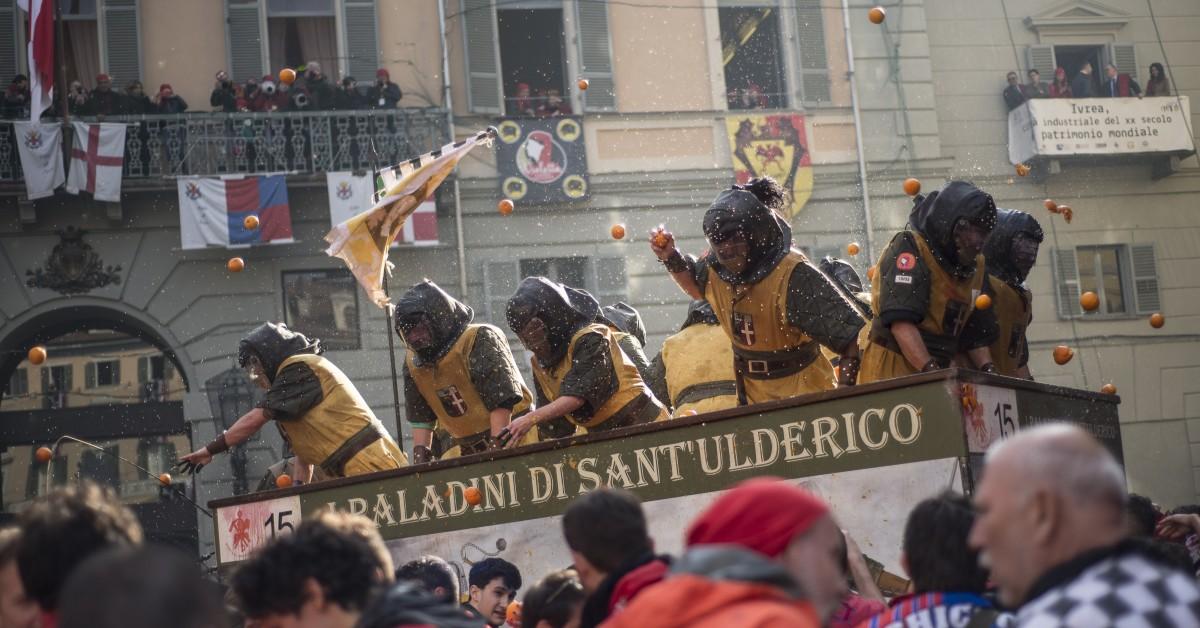 carnevale di ivrea dopo la prima giornata della battaglia delle arance vengono segnalati 138 contusi e 17 in ospedale