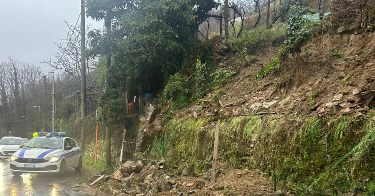 genova piove in tutta la citt224 e l acqua fa crollare un muraglione sotto un condominio 52 persone evacuate nella notte