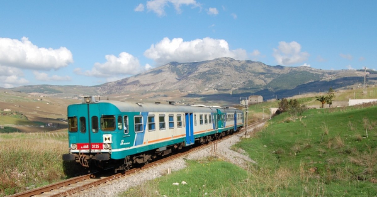 trapani 17enne tunisino non si accorge dell arrivo del treno e muore investito costeggiava i binari con le cuffie alle orecchie