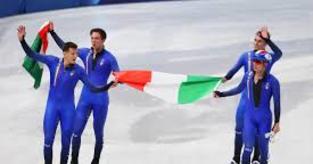 milano cortina bronzo italiano nella staffetta maschile 5000m short track festeggiano sighel nadalini spechenhauser e cassinelli da Ilgiornaleditalia.it milano cortina bronzo italiano nella staffetta maschile 5000m short track festeggiano sighel nadalini spechenhauser e cassinelli