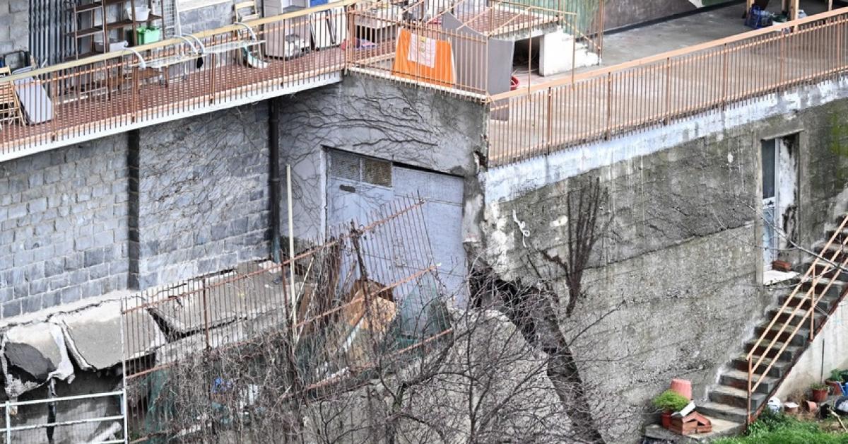 Genova, dopo il crollo del muraglione in via Napoli in arrivo i sensori per monitorare il palazzo, si temono altri smottamenti