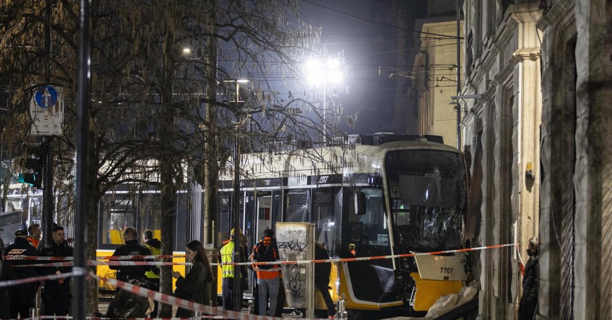 tram deragliato a milano indagato l8217autista per disastro ferroviario omicidio colposo e lesioni sequestri in sede atm