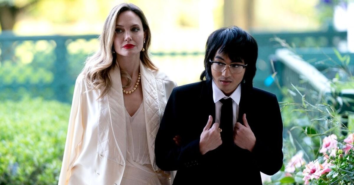 Angelina Jolie e Brad Pitt, anche il figlio maggiore Maddox rinuncia al cognome del padre Angelina Jolie e Brad Pitt, anche il figlio maggiore Maddox rinuncia al cognome del padre