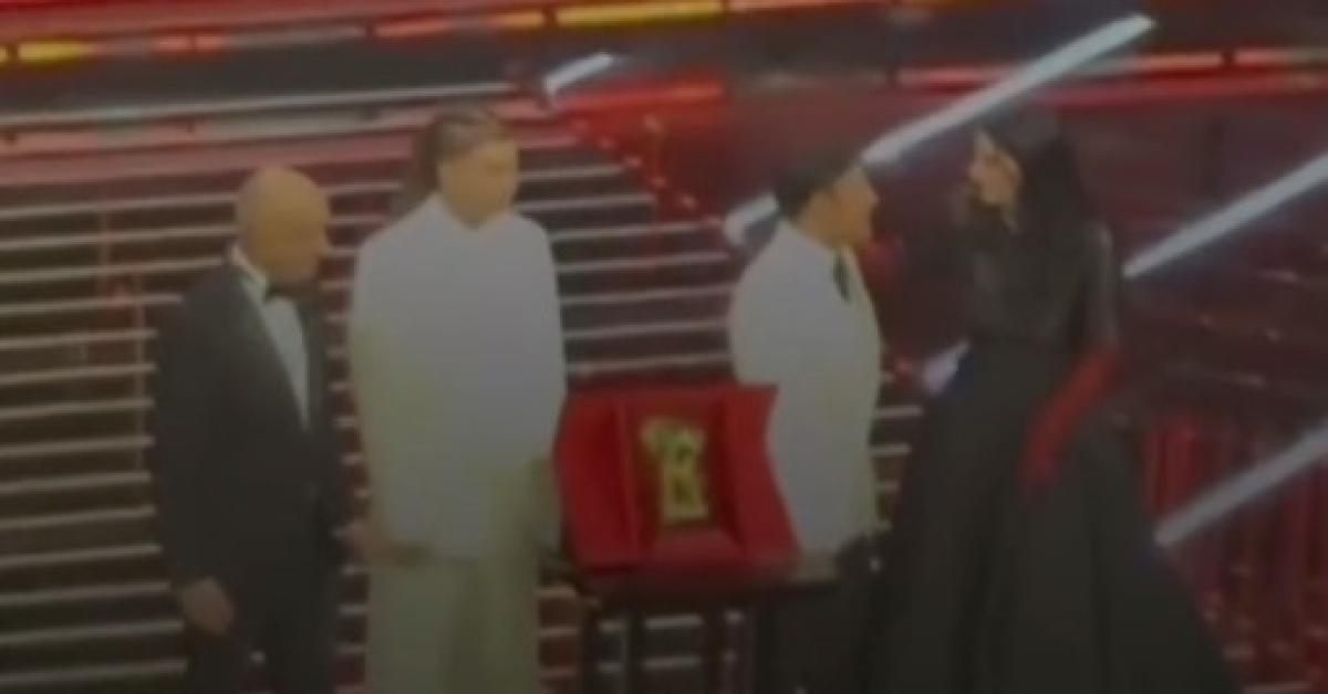 Sanremo 2026, nel fuorionda pre proclamazione "Laura Pausini spoilera a Sal Da Vinci la vittoria e Sayf si congratula con lui" VIDEO Sanremo 2026, nel fuorionda pre proclamazione "Laura Pausini spoilera a Sal Da Vinci la vittoria e Sayf si congratula con lui" VIDEO