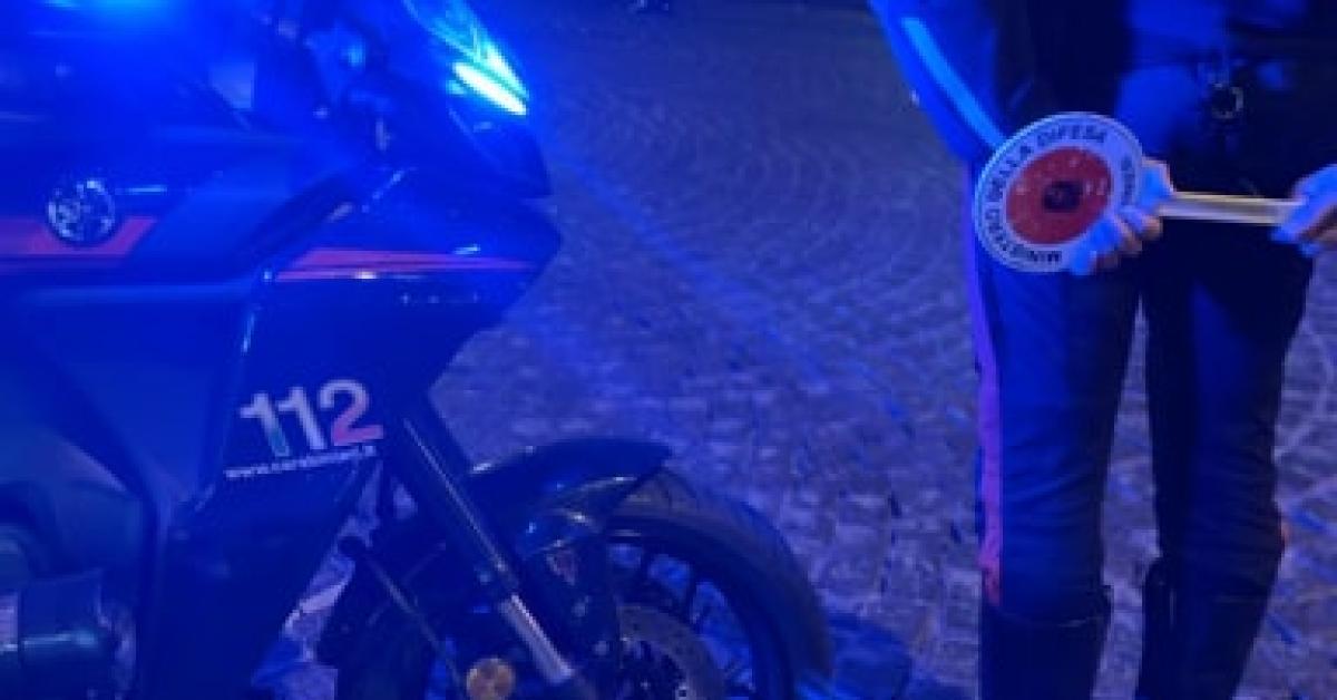 Terrore a Napoli, su bus linea C32 uomo di 39 anni accoltella più volte una 32enne al volto e alle braccia, fermato dai passeggeri rischia linciaggio